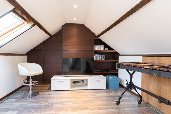 Foto - Verkocht onder voorbehoud: Rustig, aan verkeersluwe straat gelegen, goed onderhouden, half vrijstaande eengezinswoning met zolder, kelder, tuin, garage en
carport in Landgraaf